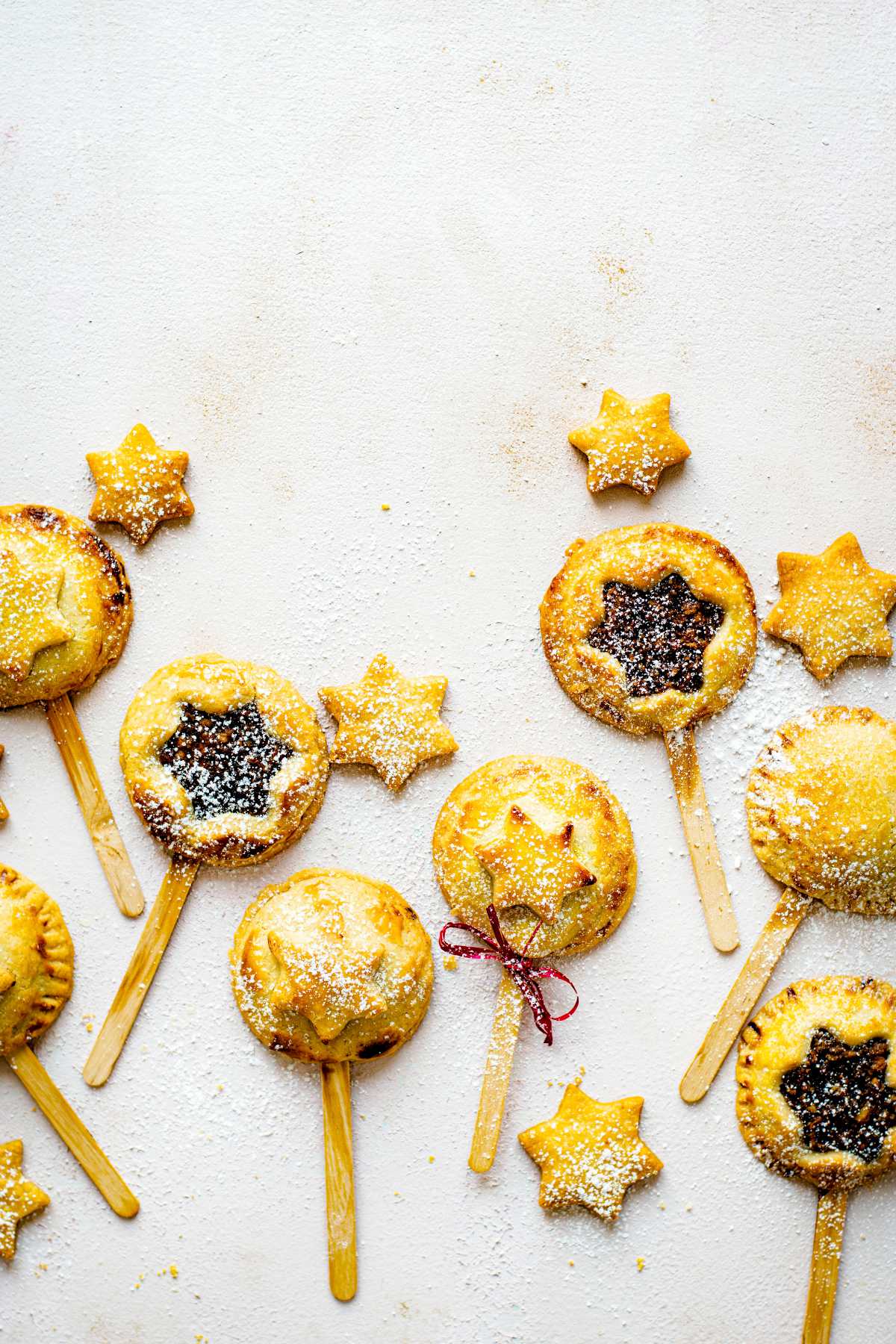 baked vegan mince pie pops on a table