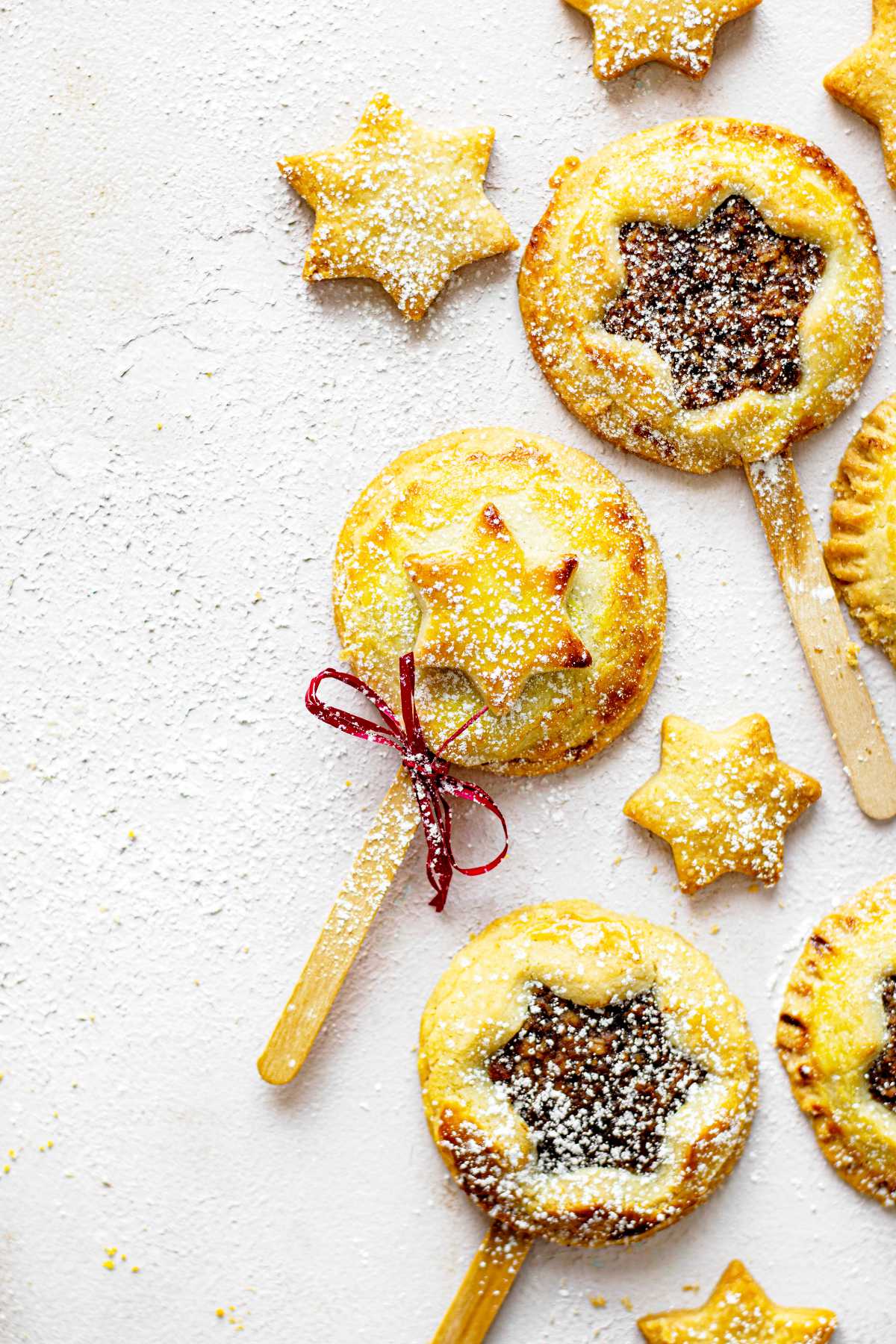 baked vegan mince pie pops decorated with icing sugar